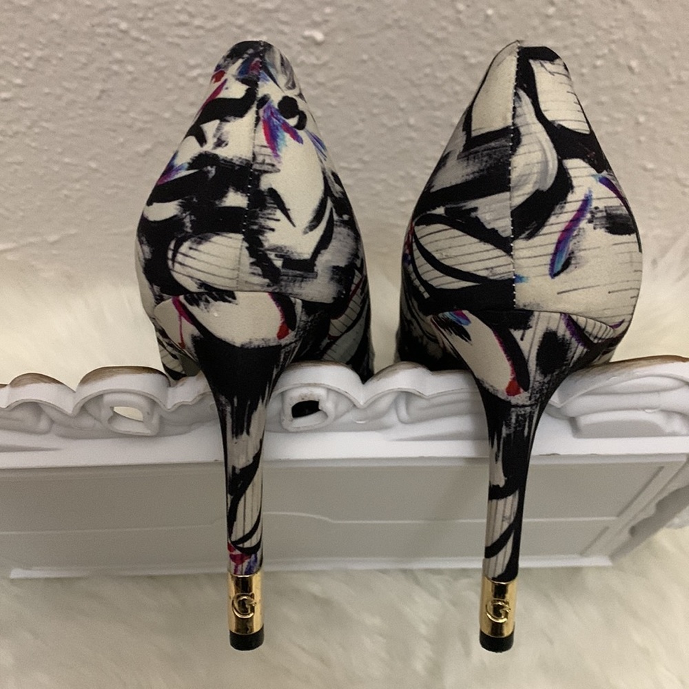 GUESS Floral / Black Heels - 4 inch -Size 7.5 - Gold Accents
